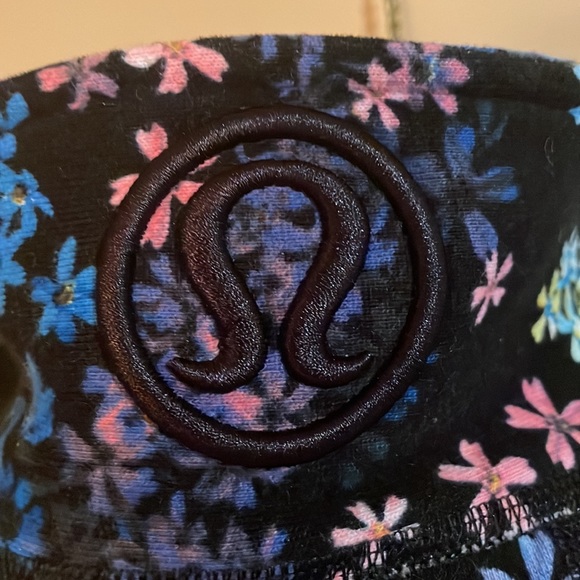 Gorgeous floral LULULEMON sweater in excellent condition - Picture 4 of 6
